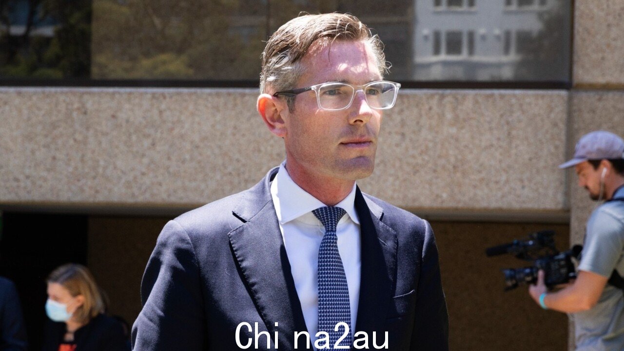 NSW Ambulance Commissioner 安排救护车Perrottet 的妻子生病时” /><p>新南威尔士州州长 Dominic Perrottet 曾表示,他不知道是该州救护车服务部门的负责人亲自要求护理人员在她生病时照顾他的妻子在家中“极度疼痛”,需要住院治疗。</p><p>Perrottet 先生周三告诉记者,他是在当天早上才得知新南威尔士州救护车专员多米尼克·摩根 (Dominic Morgan) 提出请求的,因为州长面临第二天的问题</p><p>澳大利亚天空新闻台主持人 Sharri Markson 周二晚上透露,当他的妻子 Helen 最近需要医疗救助时,Perrottet 先生打电话给卫生部长 Brad Hazzard,并派了一辆救护车到他的悉尼之后回家。</p><p>在烧烤中从关于他的家人是否得到优待的新闻资料中,Perrottet 先生再次试图解释导致救护车到达将这位七个孩子的母亲送往医院的情况。 </p><p>Perrottet 先生说,Helen 从健身房回到家后感到疼痛,但当他外出参加工作活动时,她的病情迅速恶化。</p><img class=