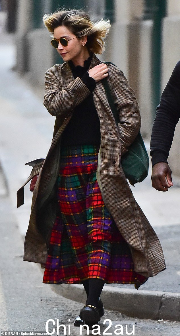 时尚:Jenna Coleman,36 岁,选择格子呢长裙和反扣鞋,看起来很时尚