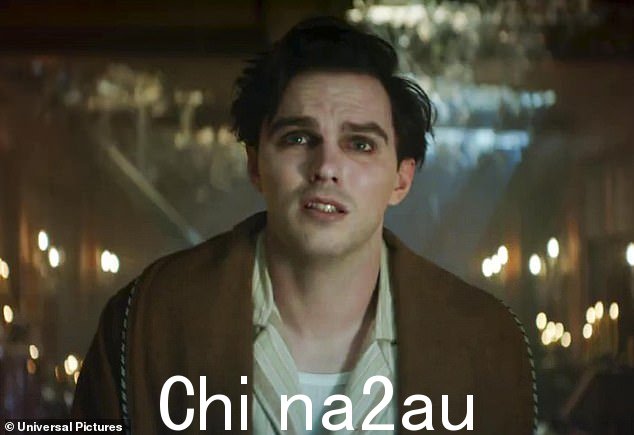 在周三分享的最终预告片中,粉丝们又一次看到了 Cage 令人愉快的恐怖写照,因为他将 Hoult 的 Reinfeld(如图)束缚在几个世纪的虔诚奴役中