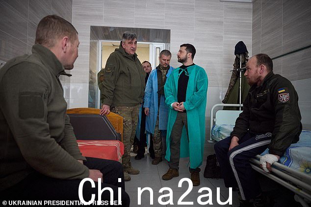泽伦斯基在另一篇帖子中说,他曾探望过受伤的乌克兰士兵,视频显示他参观了一家医院