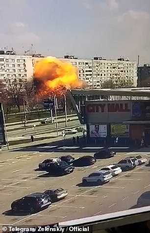 Zaporizhzhya(如图)和乌克兰总统 Volodymyr Zelensky 发布的戏剧性镜头显示,星期三,住宅楼被导弹击中时,一个巨大的火球从住宅楼中喷出,散发出一股浓烟。向空中冒烟