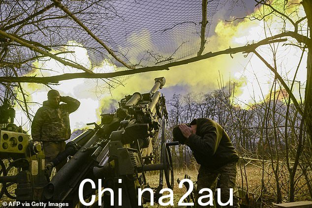 2023 年 3 月 17 日,乌克兰军人在乌克兰东部 Bakhmut 附近的俄罗斯阵地发射了一门 M777 榴弹炮