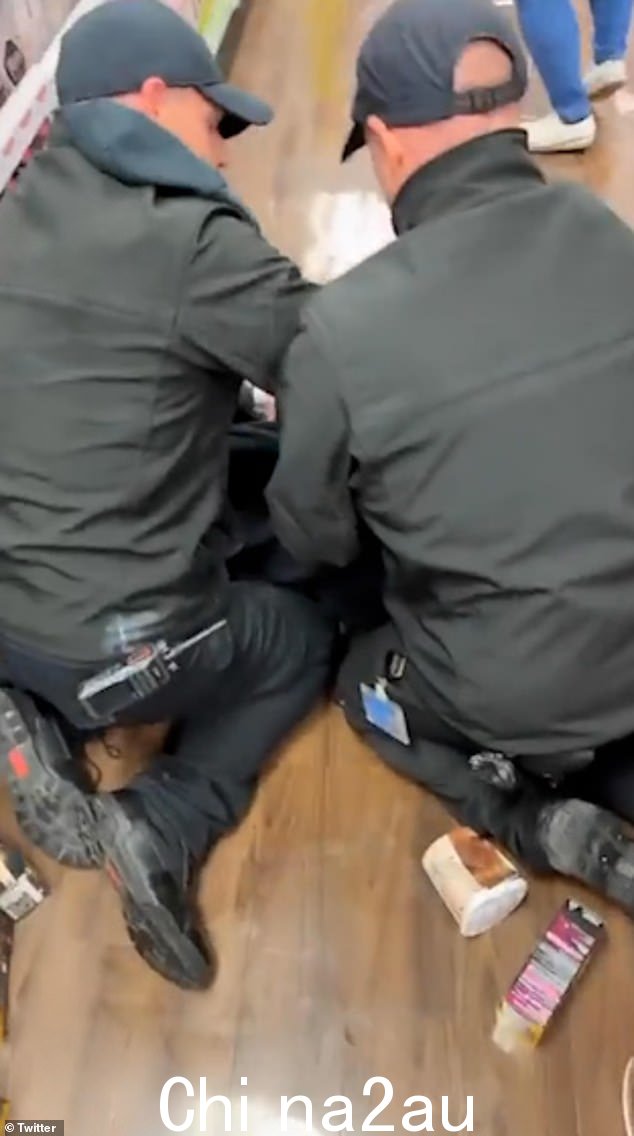 Sussex 警方表示,他们在 Superdrug 的奇切斯特分店逮捕了两名涉嫌袭击的 15 岁和 16 岁男孩