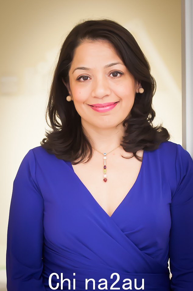 DR SHAZIA MALIK:我要说的第一件事是“不要恐慌”。标题可能听起来令人担忧,但当你深入研究这些数字时,很明显你在 50 岁以下患乳腺癌的风险仍然很小,无论您采取何种避孕措施。在您 20 多岁和 30 多岁时,它是微不足道的(如图,顾问妇产科医生 Shazia Malik 博士)