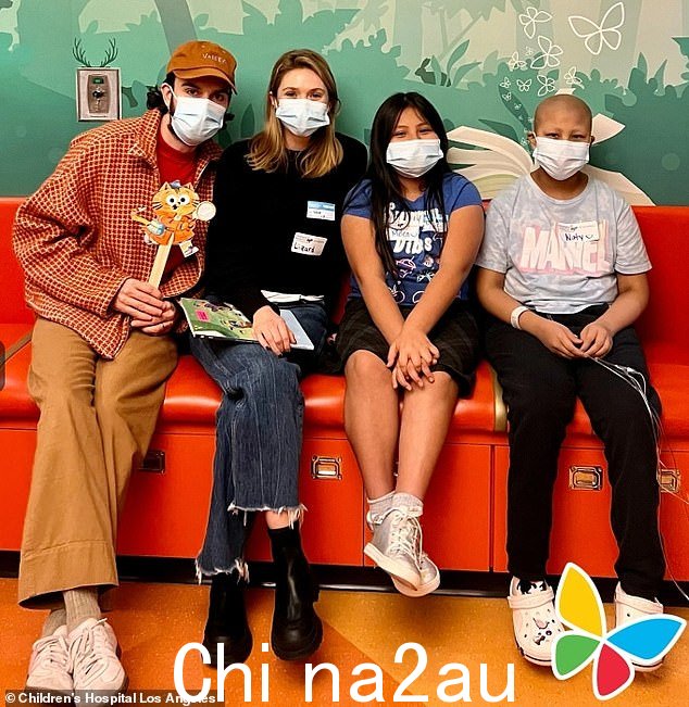 Sweet:2022 年,两人合作编写了儿童读物 Hattie Harmony:忧虑侦探,教孩子们如何管理焦虑