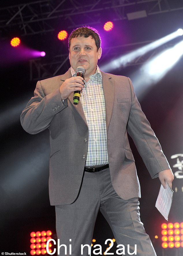 新朋友:在 Noel 没有表现出平息与他兄弟的不和的迹象之后,据报道他与 Peter Kay(2014 年的照片)- Liam 的敌人建立了令人惊讶的友谊