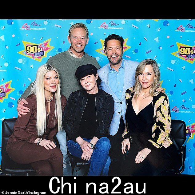 Reunion:她最后一次出现在 90s Con 上周末与她的 Beverly Hills,90210 costars Shannen Doherty,Jennie Garth,Jason Priestley 和 Ian Ziering