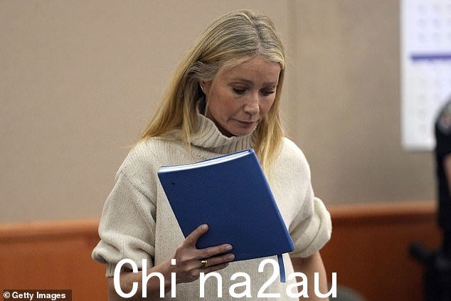 文具:帕特洛进出法庭时手里拿着一个蓝色“GP”字样的笔记本