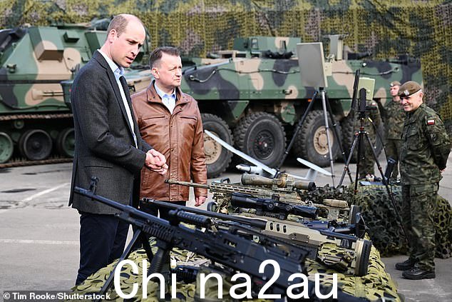 William 在访问期间与波兰副总理兼国防部长 Mariusz Blaszczak 交谈