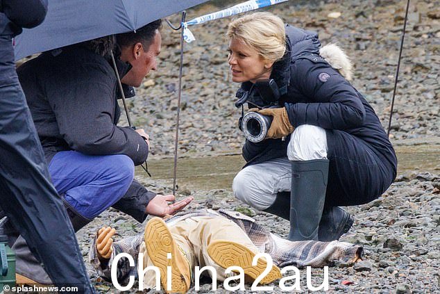 冷吗?这位女演员在拍摄过程中身着白色法医工作服,身着海军蓝棉衣,与室外寒冷作斗争