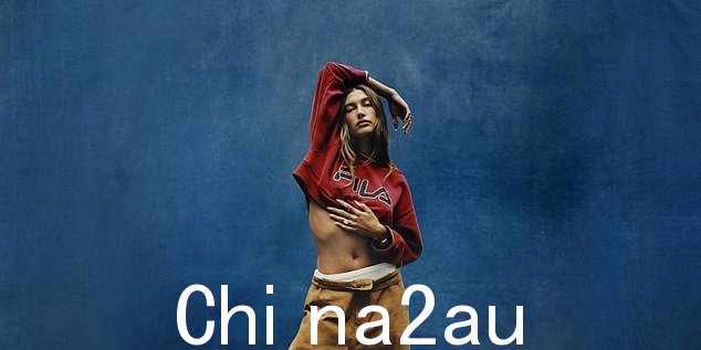 姿势:当她塑造另一种造型时,Hailey 再次展示了她被撕开的肚子,穿着一件前面印有标志的短款运动衫