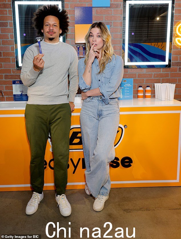 新发布:Schitt's Creek 女演员安妮墨菲也在活动现场,她停了下来与喜剧演员合影的分类
