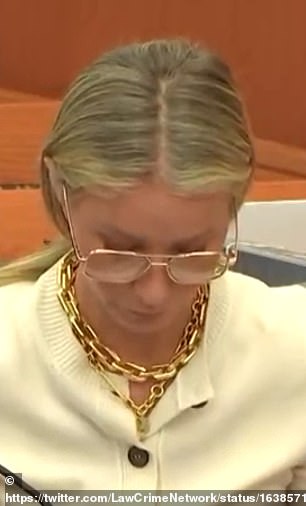 周三在法庭上,格温妮丝似乎对将她的飞行员式眼镜与 Jeffrey Dahmer 佩戴的眼镜进行比较的喷子毫不在意