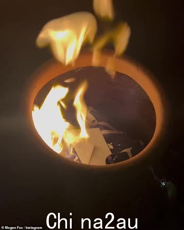 一条神秘的消息:这位明星还分享了一封信和一个袋子在似乎是篝火中燃烧的片段