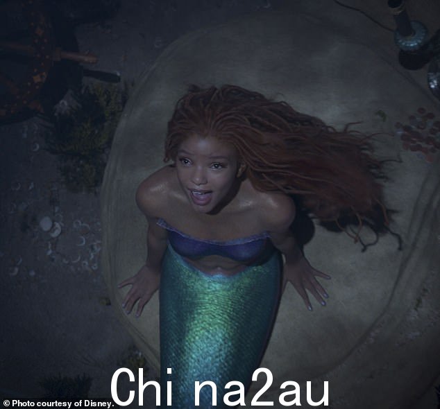 女演员兼歌手 Halle Bailey,22 岁,在 2019 年的迪士尼真人版小美人鱼中饰演 Ariel