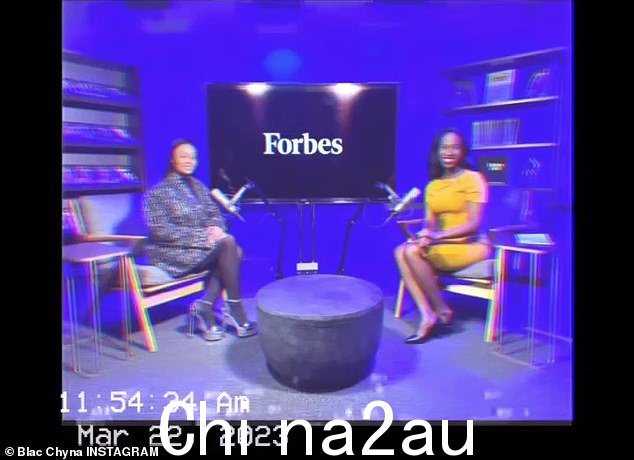 一次很好的聊天:看起来她正在接受 Rosemarie Miller 的采访,他黄色迷你裙上的广告
