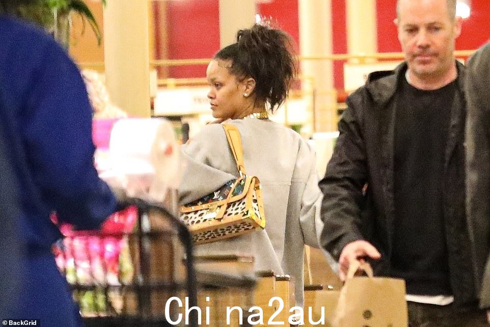 大新闻:蕾哈娜 (Rihanna) 与全世界分享了她怀有第 tw 号宝宝的消息o 在 2 月 12 日的超级碗 LVII 中场秀表演时