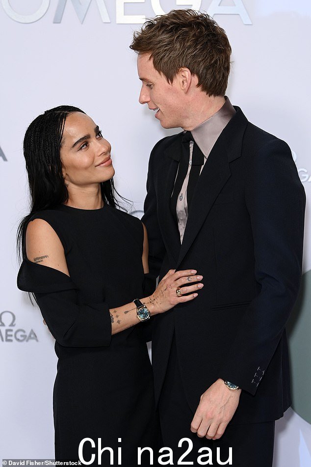 关闭:埃迪·雷德梅恩 (Eddie Redmayne) 和佐伊·克拉维茨 (Zoe Kravitz) 周三在参加欧米茄 Aqua Terra Shades 国际发布会时展示了温馨的一面,证明了他们的友谊依然牢固
