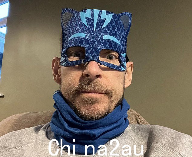 超级英雄:周三,Jonnie Irwin 与他的三个儿子分享了一个打扮成超级英雄的可爱视频