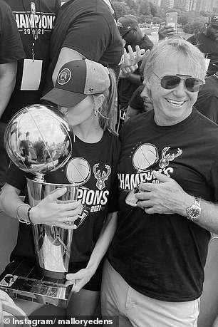 当雄鹿队在 2021 年夺冠时,她甚至分享了在游行巴士上拿着 NBA 奖杯的照片