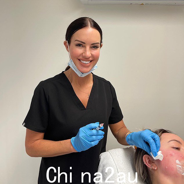 亚历克斯是一位屡获殊荣的美容护士,正准备发布她自己的专注于整形手术和整容手术的播客