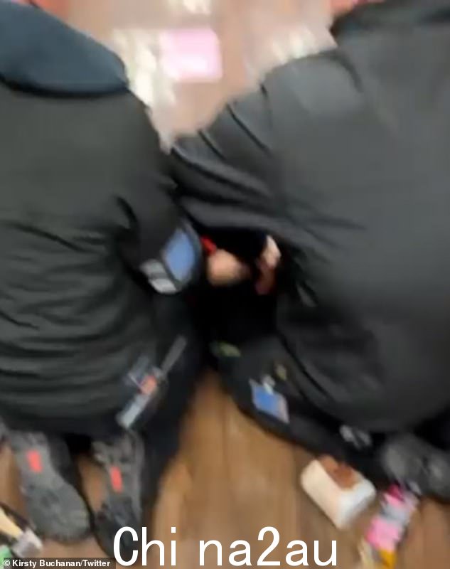 这名男孩在西萨塞克斯郡奇切斯特的商店地板上被两名男子强行拘留