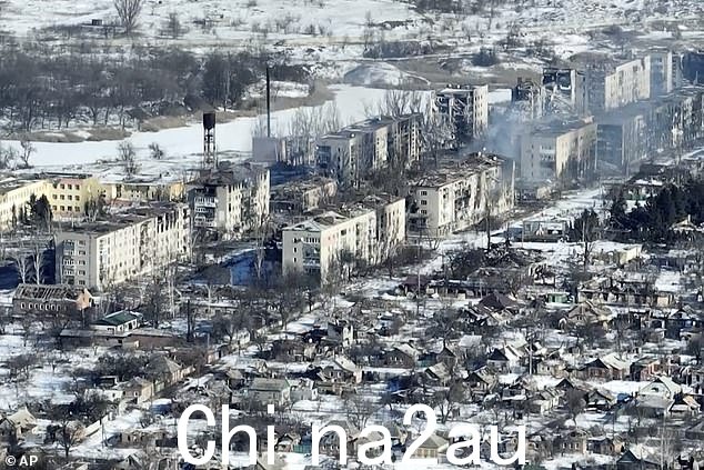 图:上个月巴赫穆特市鸟瞰图。这座城市一直处于战争最血腥的战斗中心,并被俄罗斯的炮弹全部摧毁”s=