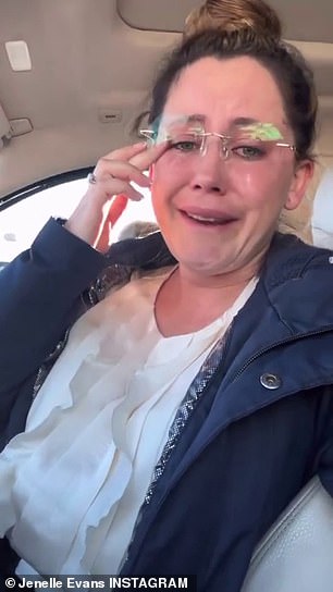 '完整的家庭':'言语无法形容我真正的快乐。我们的家庭现在完整了!谢谢妈妈,'她在标题中写道