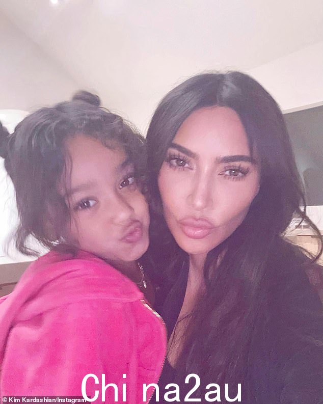 Aww!Kim 最近在周二的 Instagram 帖子中展示了与她的另一个孩子,她长得很像的五岁女儿 Chicago 的一对一时间。两人的亲吻脸相吻合拍摄一系列甜蜜的母女自拍