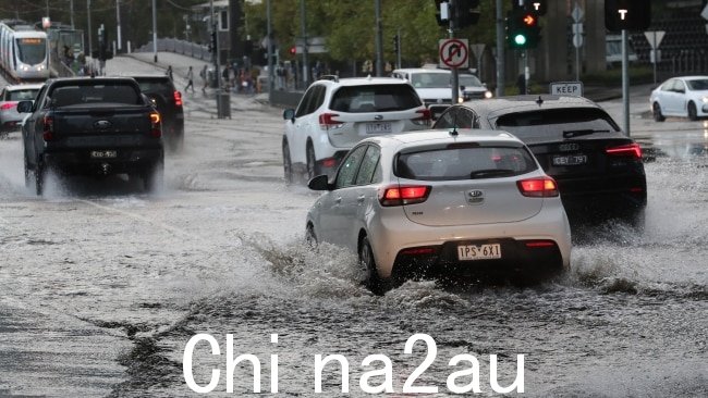 由于恶劣的天气状况困扰着该州,驾驶者和通勤者面临着降雨总量。图片:David Crosling