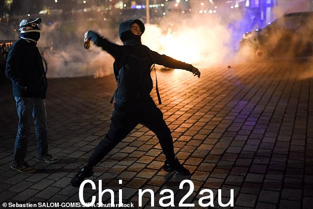 今天,五千名警察走上巴黎街头,准备迎接自埃马纽埃尔·马克龙总统未经议会投票将退休年龄从 62 岁提高到 64 岁以来国家批准的游行的第一天。图为:周二,在针对该政策的持续骚乱中,一名抗议者向巴黎的警察扔了一个瓶子