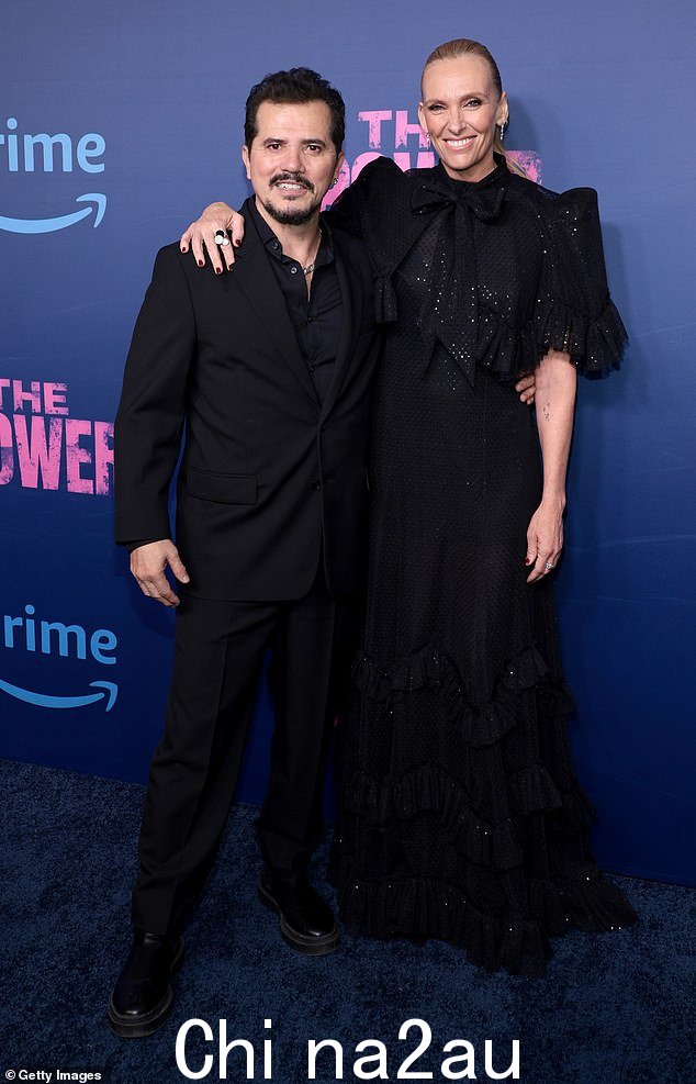 时尚:Toni Collette 和 John Leguizamo 看起来很棒,因为他们都身穿黑色套装参加周四在纽约市举行的新节目 The Power 的首映式