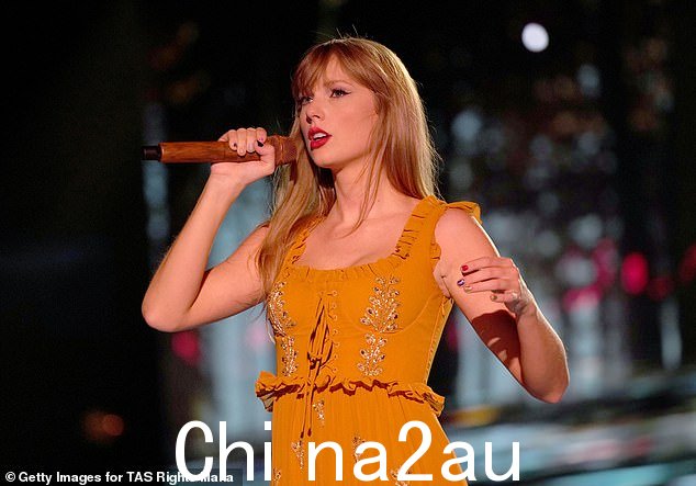 最新消息:33 岁的泰勒·斯威夫特 (Taylor Swift) 向她在备受期待的 The Eras 巡回演出中访问的城市的当地食品银行进行了一系列捐赠。她为内华达州和亚利桑那州的组织做出了贡献,上周末她被拍到在那里表演