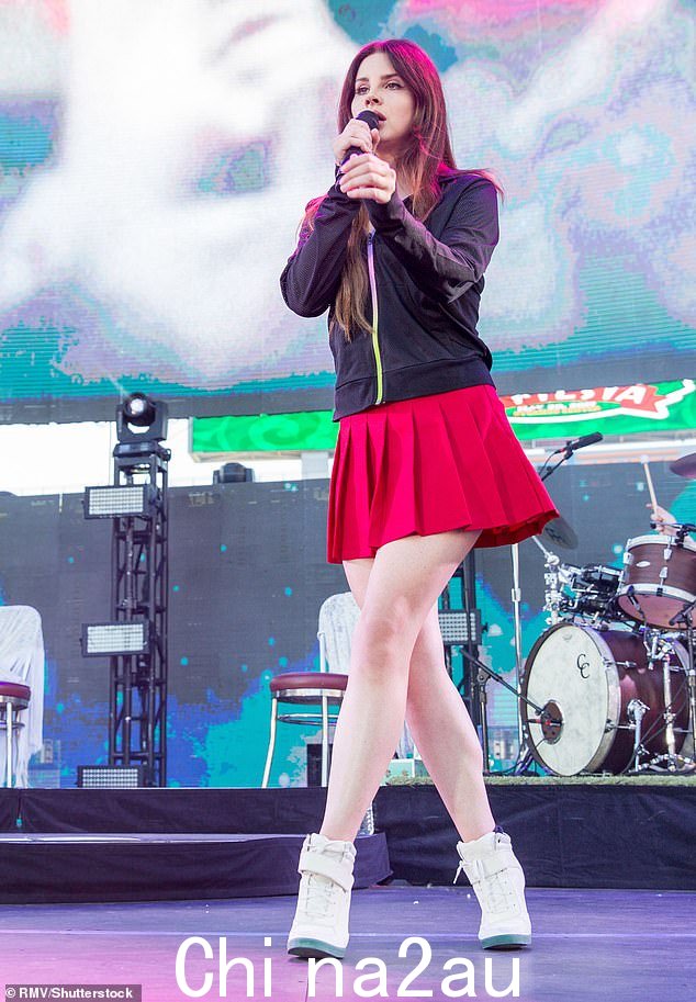 Lana Del Rey 曾被冠以“黑帮南希·辛纳屈”的绰号,并因拥有“伪造的角色”而被解雇