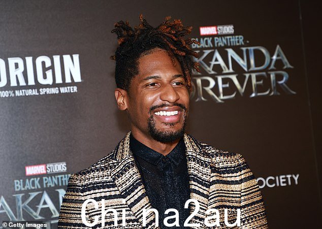 奥斯卡获奖电影作曲家 Jon Batiste 有两个客串(如图)