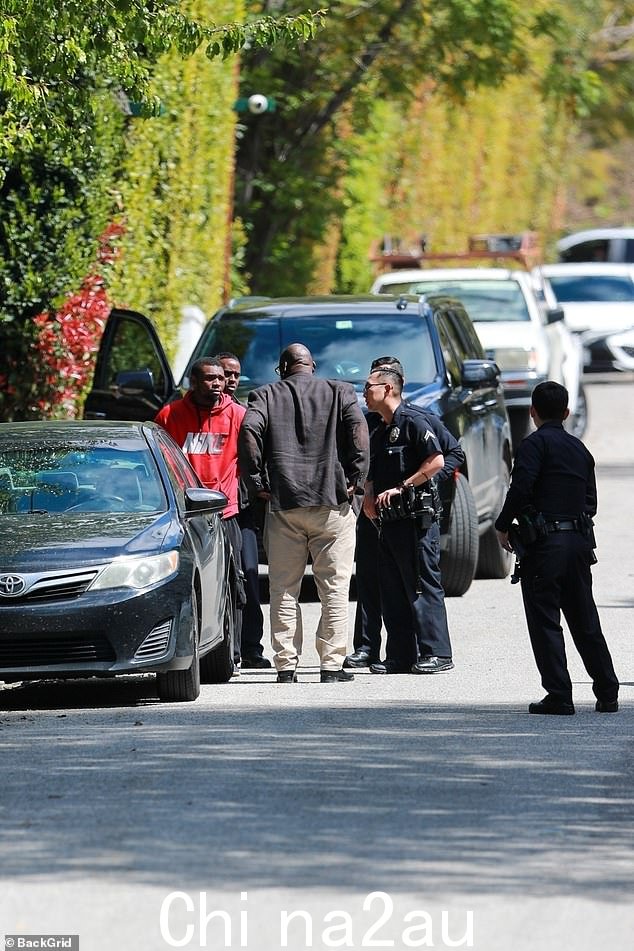 手铐:蕾哈娜的安保团队报了警,警察赶到后给该男子戴上手铐并将他放在警车里
