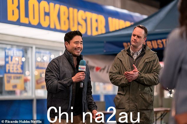 Randall Park 在 Netflix 喜剧系列 Blockbuster 中饰演 Timmy,Simon Druker 饰演 Remington Alexander。该节目在单季 10 集后于 12 月取消。 Remington Alexander 在 Netflix 喜剧系列 Blockbuster 中。该节目在单季 10 集后于 12 月被取消</p> <img id=