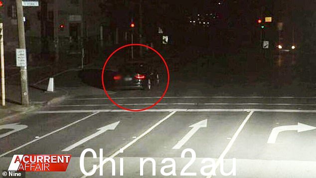黑色奥迪(如图)因闯红灯被处以一次超速罚款和两次违规
