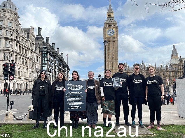 国家教育联盟 (NEU) 的成员由副秘书长 Niamh Sweeney 领导,在威斯敏斯特议会绿地,然后步行到教育部递交呼吁改革 Ofsted 的请愿书
