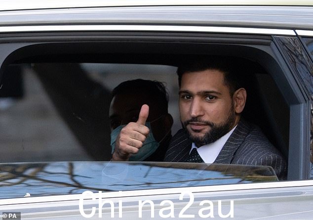 'Gunman' Dante Campbell,21 岁,在餐厅外面冲着 Khan 先生大喊,让他‘把手表拿下来’,Snaresbrook Crown Court(Khan 在外面的照片)听到了。Campbell 和 Ahmed Bana, 25 岁,已承认串谋抢劫和持有仿制枪支。Nurul Amin 和 Ismail Mohamed,均为 25 岁,均否认串谋抢劫