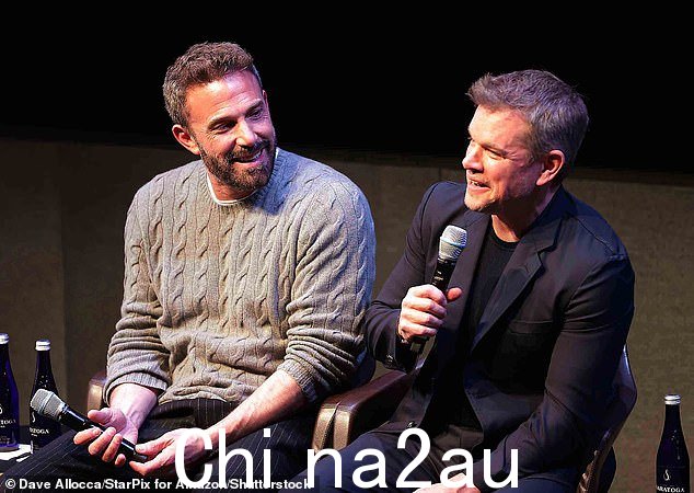 Dapper duo:Affleck 穿着灰色毛衣和条纹休闲裤,看起来酷酷而休闲,而 Damon 在他的黑色套装中散发出经典风格