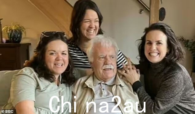 家人:尼娜最近谈到了她父亲的痴呆症诊断,她和她的姐妹艾米和梅尔目前共同照顾克里斯,他在 2022 年被诊断出患有这种疾病