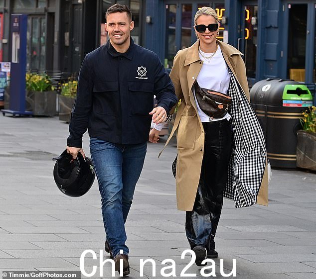 大爱:Spencer Matthews 和妻子 Vogue Williams 周四漫步在伦敦的 Global 广播工作室时看起来既可爱又时尚