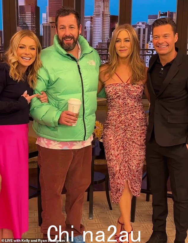 另一个节目:这是在 Adam Sandler 破坏 Jennifer 对 Ripa 和 Seacrest 的采访之前
