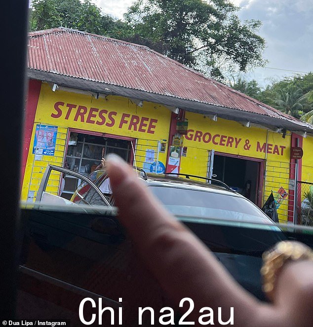 '无压力!':Dua 还分享了一张体现她轻松态度的店铺招牌图片