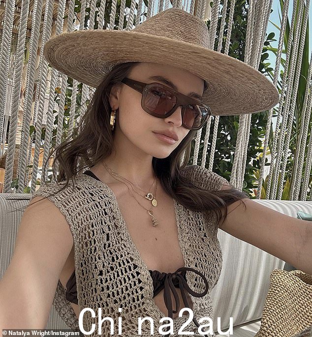 详情:这位美女在她的整体造型中添加了一顶宽草帽和一副棕色太阳镜