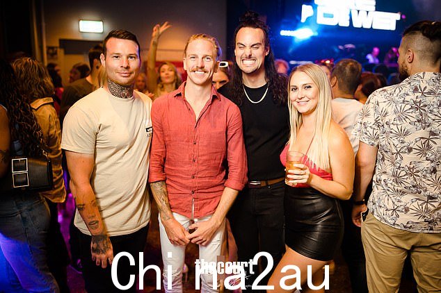 MAFS 的观众注意到了 Cameron Woods(中左),因为他在节目中告诉妻子 Lyndall Grace 由于他在北领地的远程工作,他无法为了爱情搬到珀斯。眼尖的粉丝注意到他和 Jesse Burford(中右)在珀斯一个受欢迎的夜总会聚会