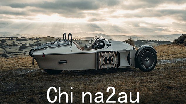 Flintoff 驾驶着一辆三轮敞篷 Morgan Super 3 汽车(如图)翻车