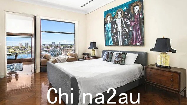 一旦合并,两套公寓将构成一个巨大的 865 平方米的 pe nthouse,它将覆盖公寓楼的整个顶层甲板。 (图:两间卧室中的一间)