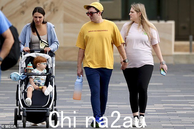 这位美国歌手,29 岁,怀有这对夫妇的孩子第二个孩子,在他们穿过 CBD 散步时展示了她的婴儿肿块